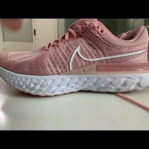 Pink Nike react EUC